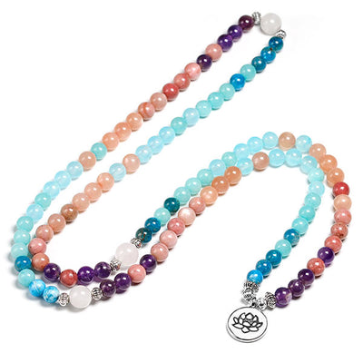 Mala 108 perles Rhodochrosite Apatite Améthyste Pierre de Soleil deroulé sur un sol blanc Kaosix