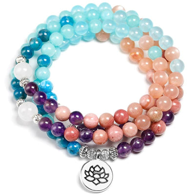 Mala 108 perles Rhodochrosite Apatite Améthyste Pierre de Soleil sur un sol blanc Kaosix