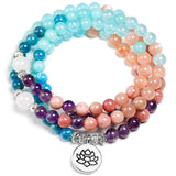 Mala 108 perles Rhodochrosite Apatite Améthyste Pierre de Soleil sur un sol blanc Kaosix