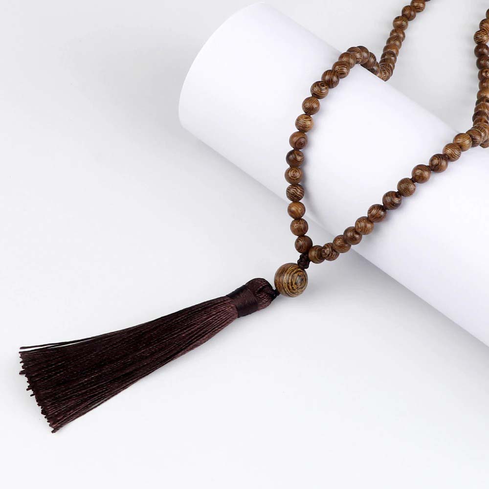 Mala 108 perles bois de santal avec pompon et vue de près du pompon Kaosix