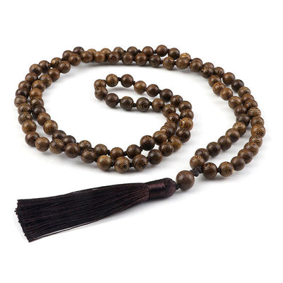 Mala 108 perles bois de santal avec pompon sur un fond blanc avec cadre orange Kaosix