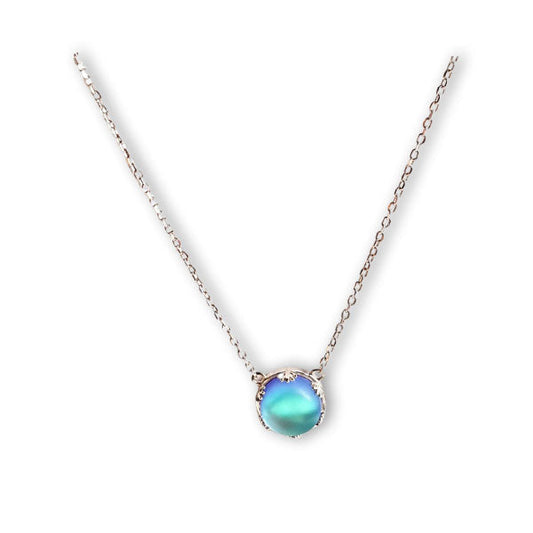 Pendentif Aurore Boréale perle de cristal bleu foncé et bleu clair couronne argentée sur fond blanc Kaosix