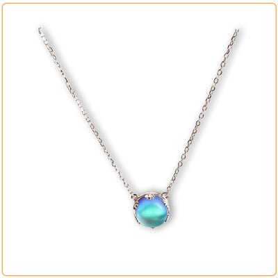 Pendentif Aurore Boréale perle de cristal bleu foncé et bleu clair couronne argentée sur fond blanc Kaosix