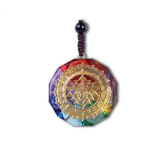 Pendentif Orgonite Sri Yantra 7 Chakras sur fond blanc Kaosix