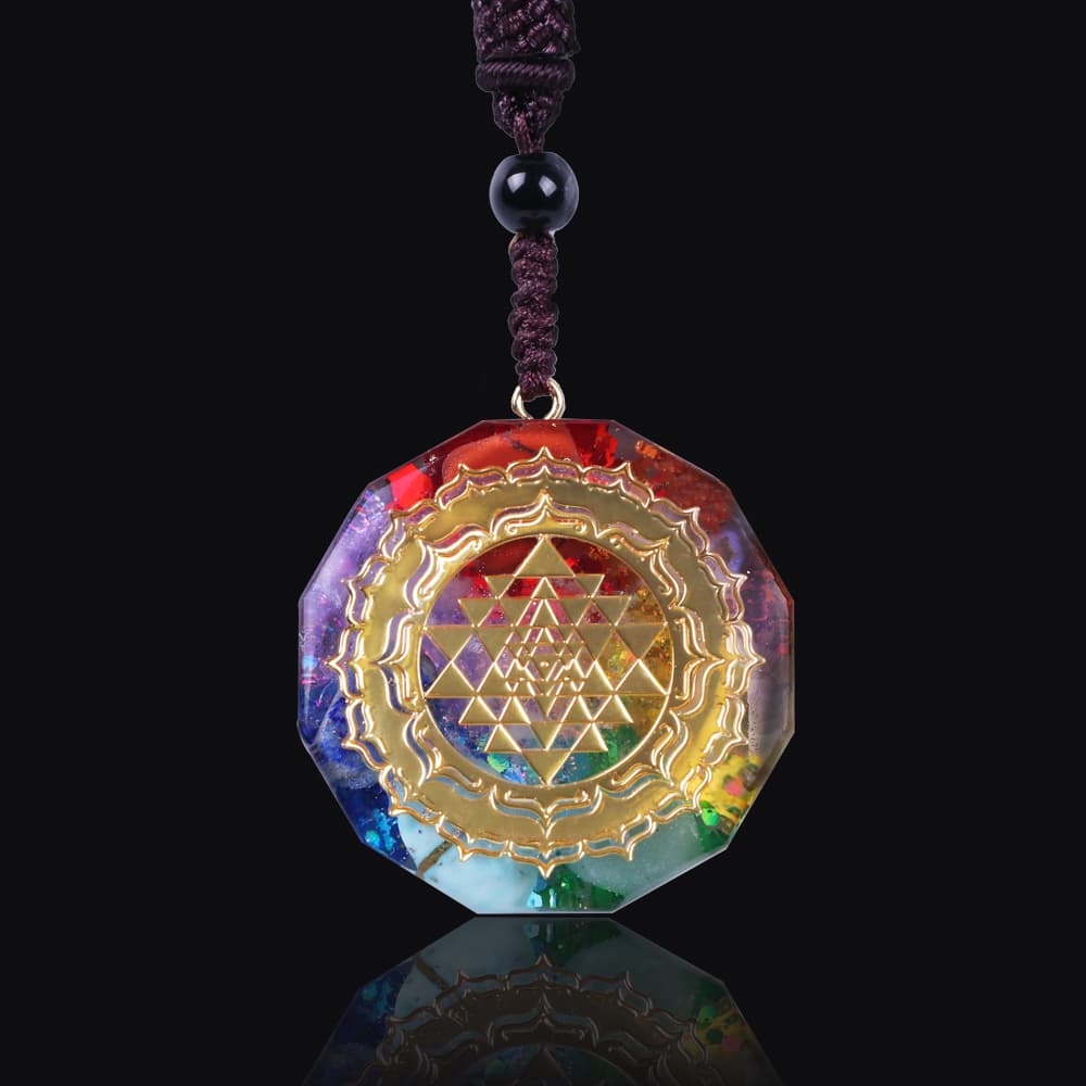 Pendentif Orgonite Sri Yantra 7 Chakras sur fond noir Kaosix