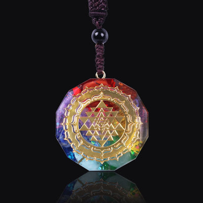 Pendentif Orgonite Sri Yantra 7 Chakras sur fond noir Kaosix