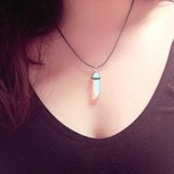 Pendentif Pierre Pointe  sur fond blanc Kaosix