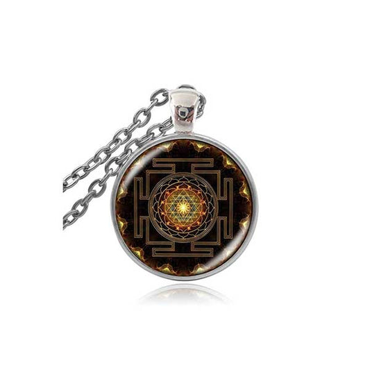 Pendentif Sri Yantra en verre à géométrie sacrée sur fond blanc avec cadre orange kaosix