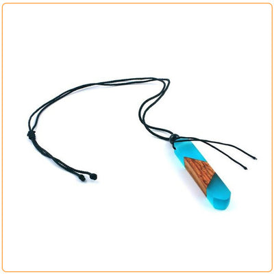 Pendentif (collier) en bois et résine bleue sur fond blanc avec cadre orange Kaosix