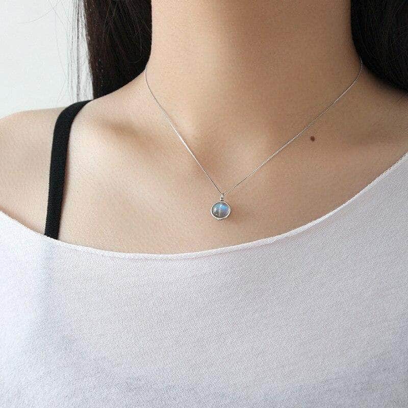 petit pendentif labradorite argent portée par jeune femme gros plan sur décolleté blanc