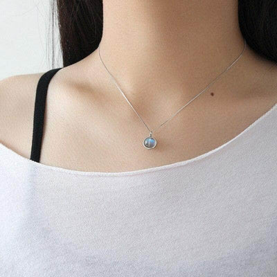 petit pendentif labradorite argent portée par jeune femme gros plan sur décolleté blanc