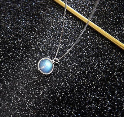 petit pendentif labradorite argent sur fond noir et brillant 