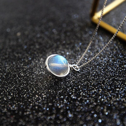 petit pendentif labradorite argent sur fond noir et brillant en gros plan