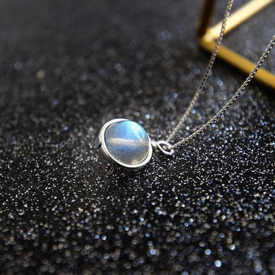 petit pendentif labradorite argent sur fond noir et brillant en gros plan