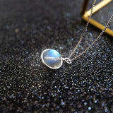 petit pendentif labradorite argent sur fond noir et brillant en gros plan