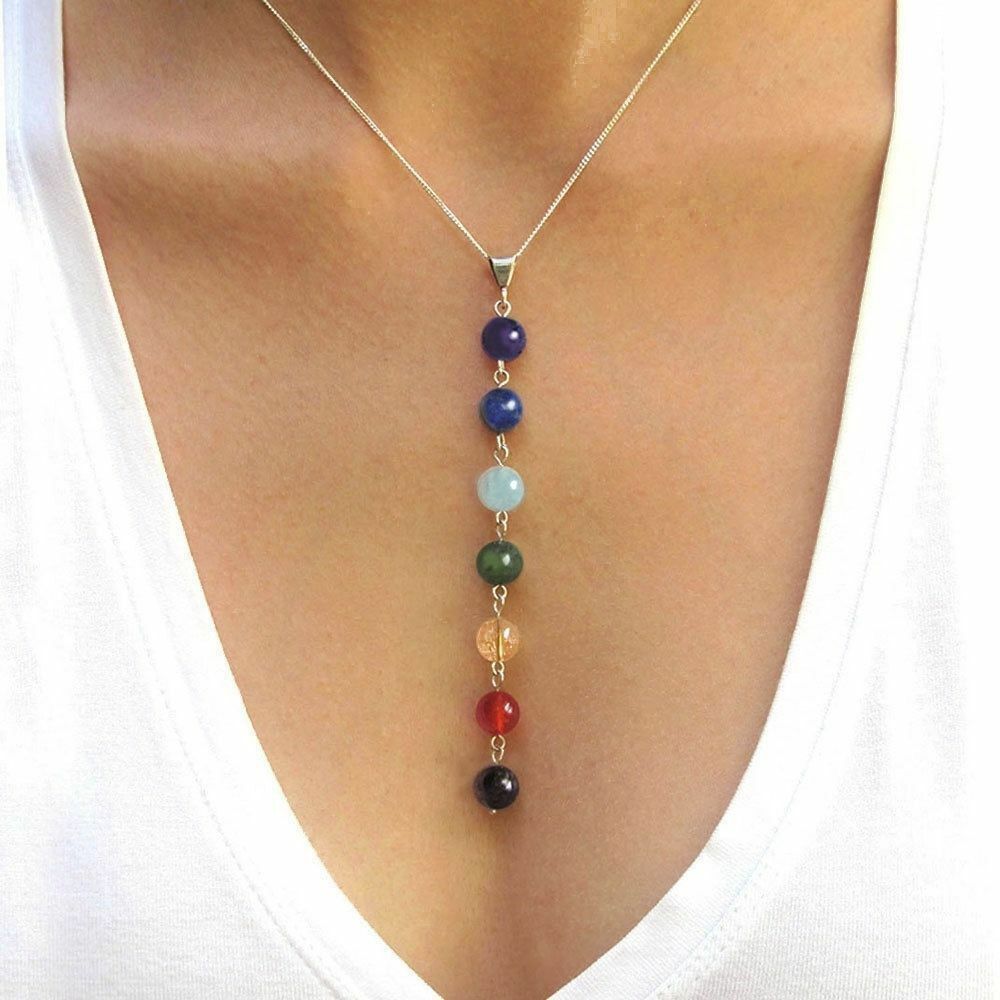 Pendentif collier 7 chakras “équilibre” suspendu au cou d'une femme Kaosix
