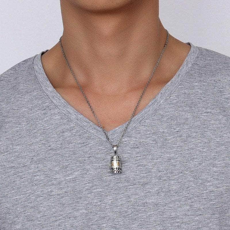 Pendentif tibétain moulin à prières Om Mani Padme Hum suspendu au cou dun homme kaosix