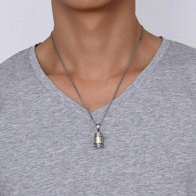 Pendentif tibétain moulin à prières Om Mani Padme Hum suspendu au cou dun homme kaosix