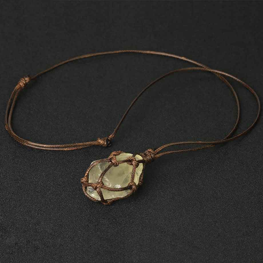 Pendentif pierre brute cordon wrap citrine sur un tapis gris foncé Kaosix