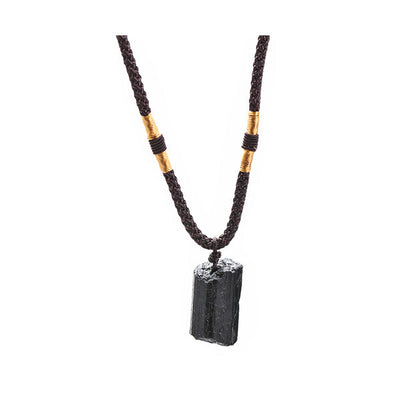 Pendentif tourmaline noire pierre brute pour homme fond blanc Kaosix