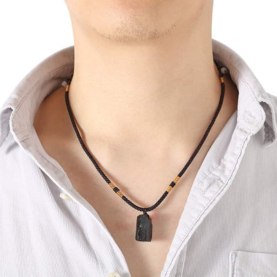 Pendentif tourmaline noire pierre brute pour homme suspendu au cou d'un homme Kaosix