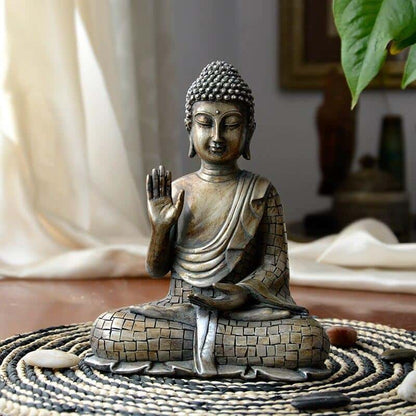 Petite statuette bouddha assis Thaïlande posture Abhaya mudra sur une table en bois kaosix