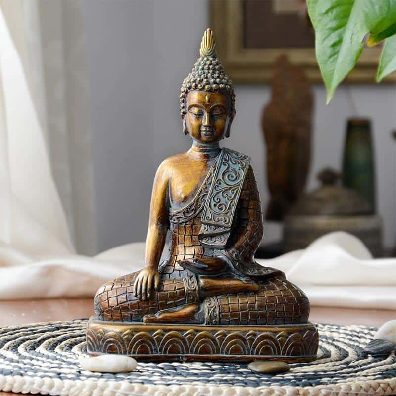 Petite statuette bouddha assis Thaïlande posture de lappel de la terre posé sur une table en bois kaosix