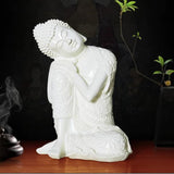 Statue Bouddha assis penseur blanc sur table en bois et fond noir Kaosix