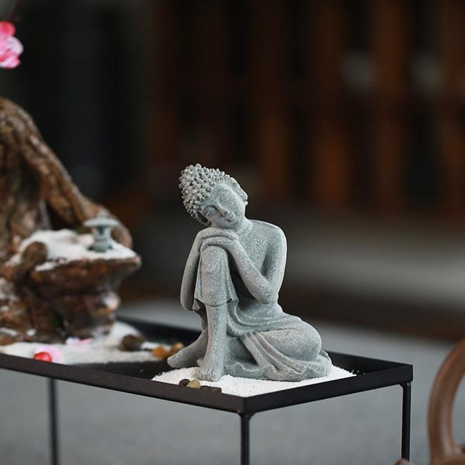 Statue Bouddha assis penseur posé sur un mini jardin japonais Kaosix