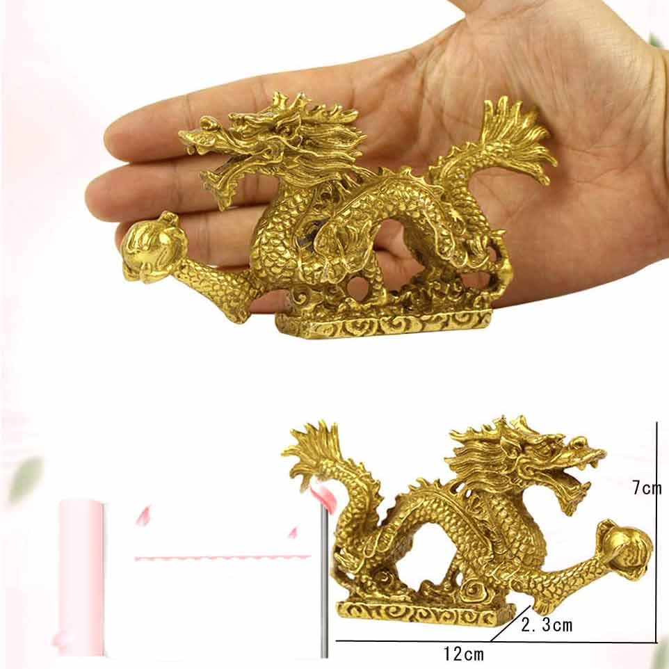 Statue Dragon Chinois doré Perle Feng Shui posé sur une main d'homme et dimensions de la statuette Kaosix