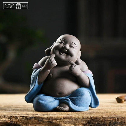 Petit Bouddha rieur robe bleue assis sur planchette en bois