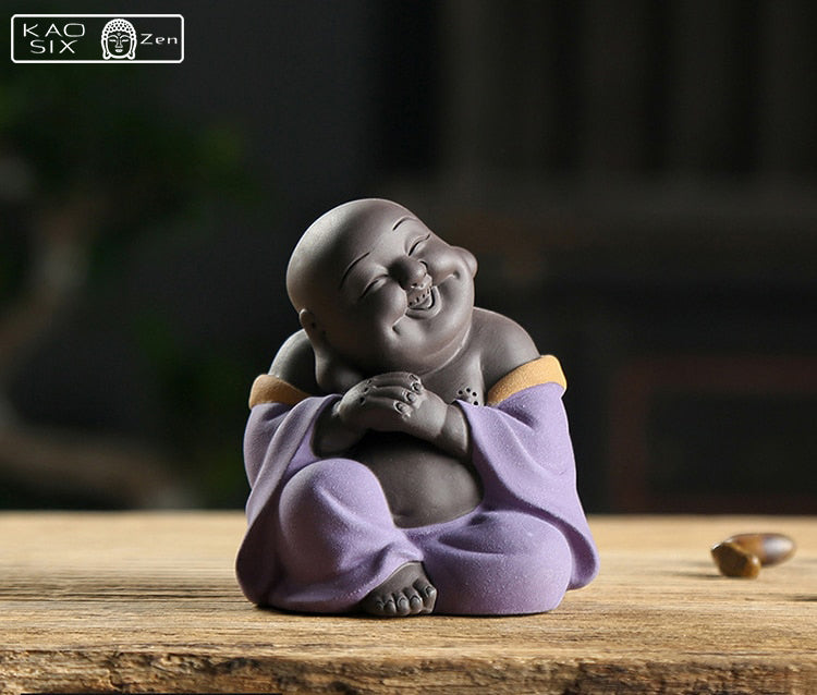 Petit Bouddha rieur robe violette assis sur planchette en bois