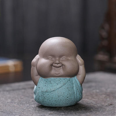 Les 3 moines de la sagesse robe bleue sur table en bois Kaosix
