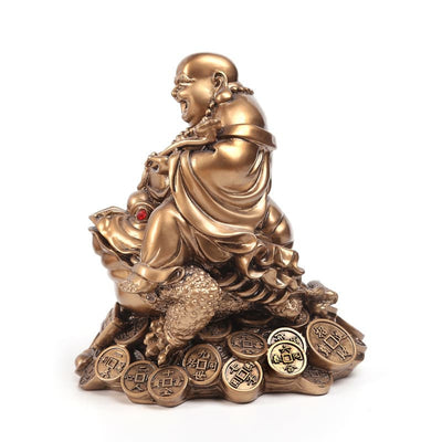 Statue bouddha rieur bronze sur grenouille à trois pattes vue de côté et sur fond blanc kaosix