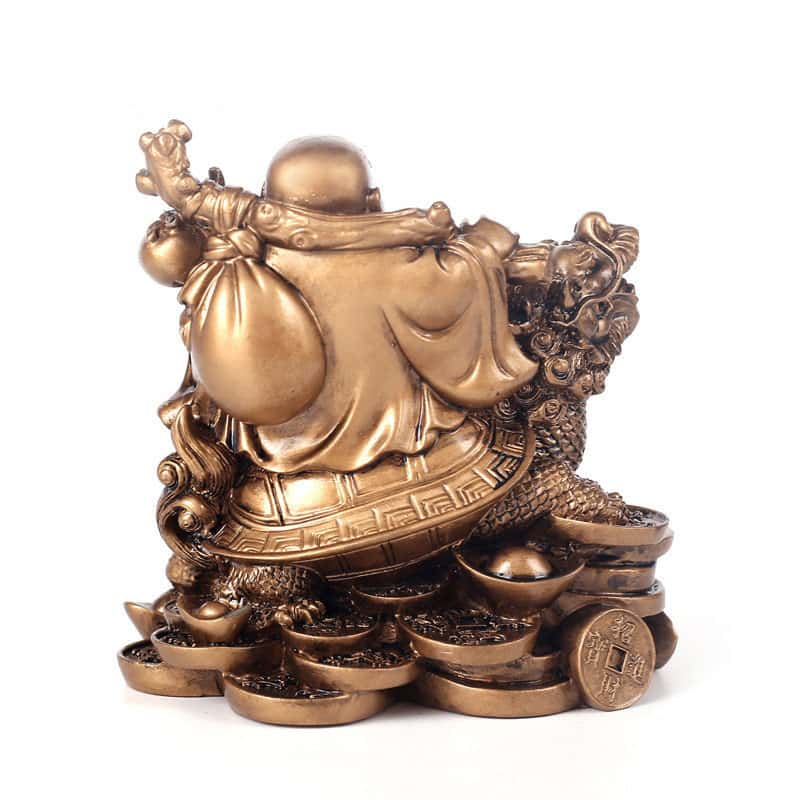 Statue bouddha rieur sur tortue dragon couleur bronze vue de dos et fond blanc Kaosix