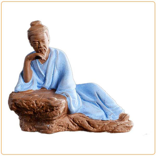 Statue chinoise personnage historique Lu Yu Le maitre du thé sur fond blanc avec cadre orange Kaosix