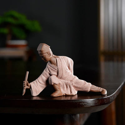 Statue chinoise personnage historique Tang Yin Tang Bohu posée sur une table en bois laqué sombre avec un fond flou Kaosix