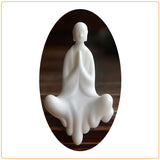 Statue moine bouddhiste zen céramique blanche anjali mudra namaste sur fond blanc kaosix