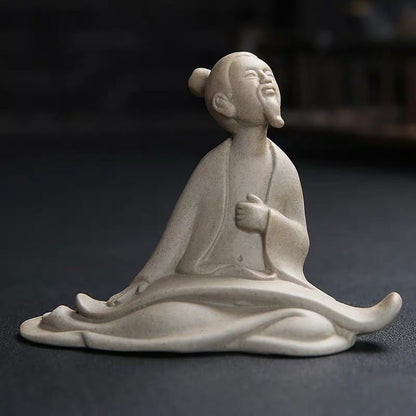 Statuette (figurines) vieux sage chinois guqin sur sol gris et fond noir Kaosix