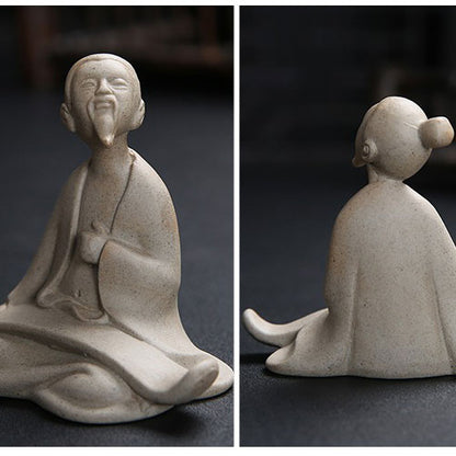 Statuette (figurines) vieux sage chinois guqin sur sol gris et fond noir vue de dos Kaosix