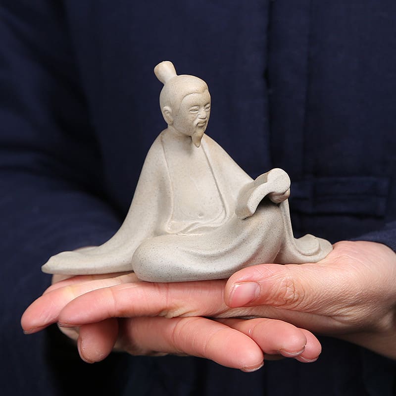 Statuette (figurines) vieux sage chinois livre sur les mains d'un homme et fond blau foncé Kaosix