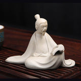Statuette (figurines) vieux sage chinois livre sur planche en bois rouge et fond noir Kaosix