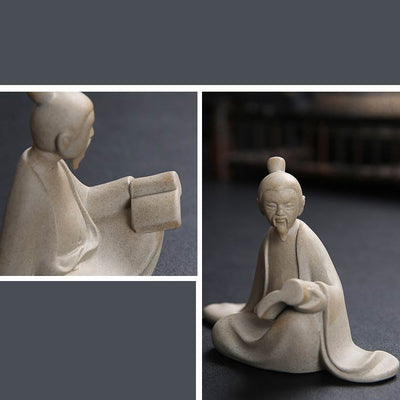 Statuette (figurines) vieux sage chinois livre sur sol gris et fond noir vue de dos Kaosix