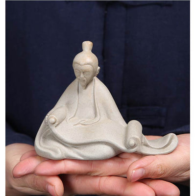 Statuette (figurines) vieux sage chinois parchemin sur les mains d'un homme et fond bleu foncé Kaosix