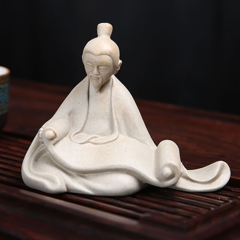 Statuette (figurines) vieux sage chinois parchemin sur planche en bois rouge et fond noir Kaosix