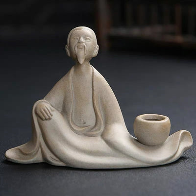 Statuette (figurines) vieux sage chinois poterie sur sol gris et fond noir Kaosix