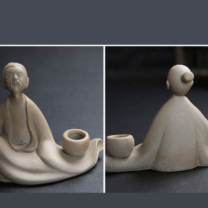 Statuette (figurines) vieux sage chinois poterie sur sol gris et fond noir vue de dos Kaosix