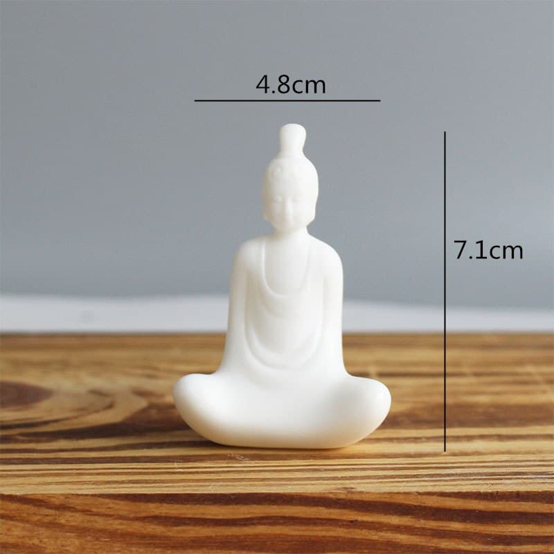 Statuette bouddha assis 4 postures Le Bouddha de l'appaisement assis sur une planche en bois avec un fond gris Kaosix