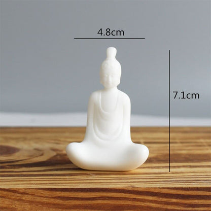 Statuette bouddha assis 4 postures Le Bouddha de l'appaisement assis sur une planche en bois avec un fond gris Kaosix