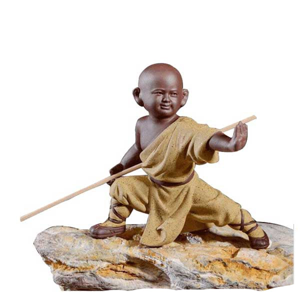 Statuette bouddhiste moine Shaolin bâton couleur jaune sur fond blanc avec cadre orange Kaosix